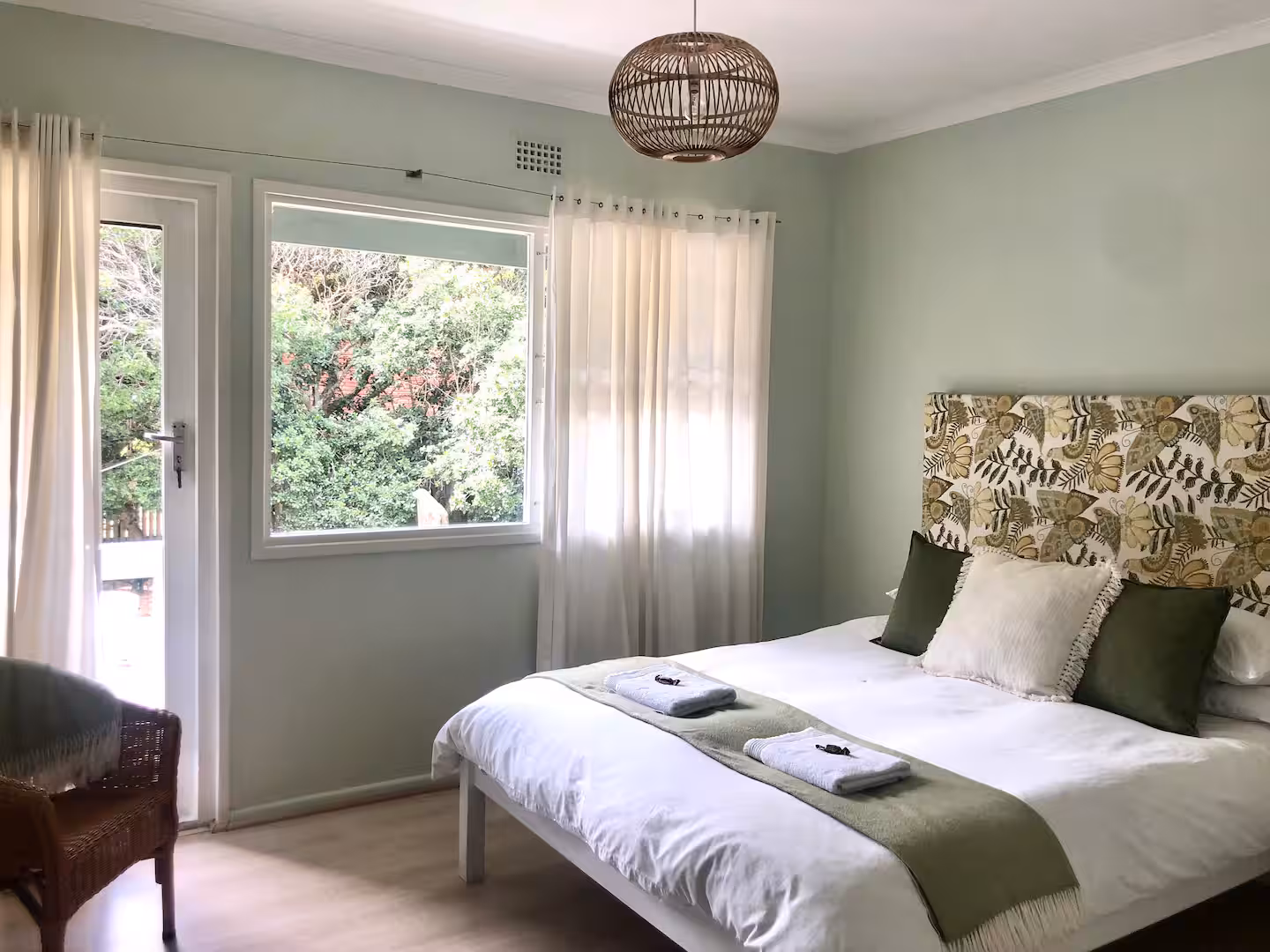 Upstairs bedroom with a queen bed at The Flamingo Beach House